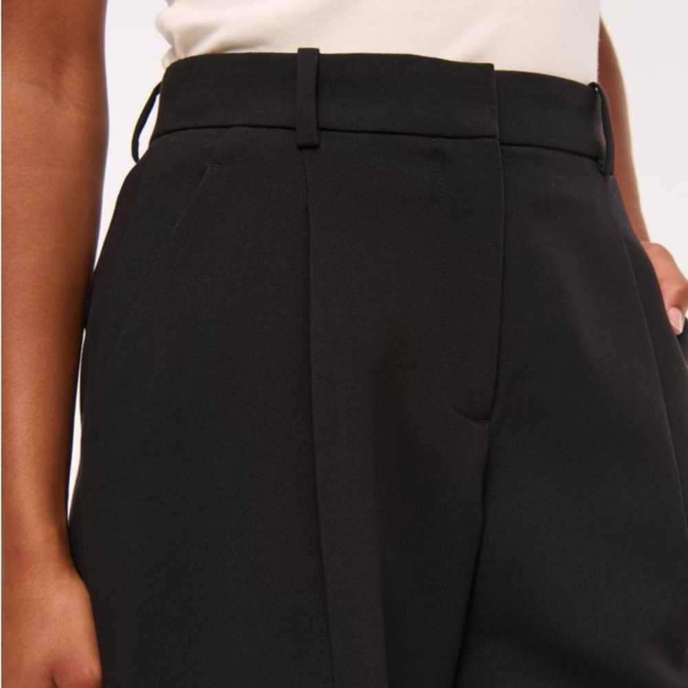 Abercrombie Women’s Curve Love Quinn Tailored Straight Pant 32 Short - Picture 3 of 4